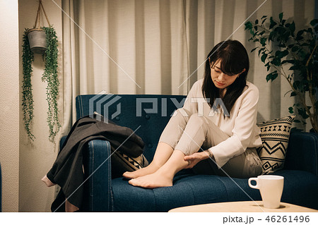 部屋でフットマッサージをする若い日本人女性 部屋でフットマッサージをする若い日本人女性 46261496