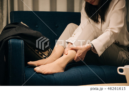 帰宅して部屋でフットマッサージをする若い日本人女性 46261615
