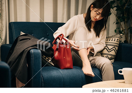 帰宅して部屋でフットマッサージをする若い日本人女性 46261681