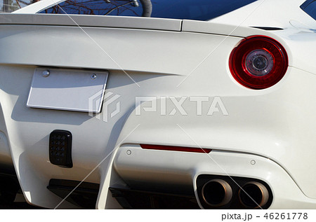 白いスポーツカーのバックショット 自動車 の写真素材
