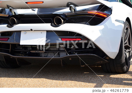 白いスポーツカーのバックショット【自動車】 白いスポーツカーのバックショット【自動車】 46261779