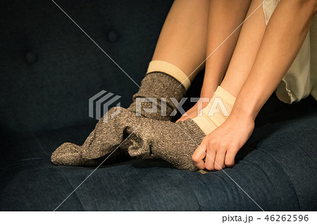 靴下を重ね履きする冷え性の若い日本人女性 46262596