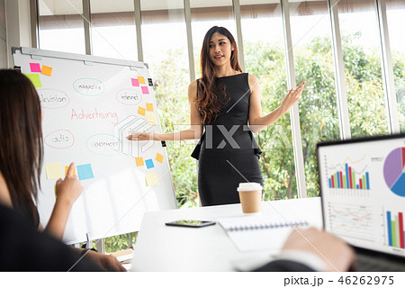 Young Asian businesswoman giving presentation 46262975