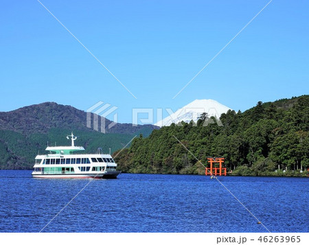 遊覧船と鳥居と富士が映える箱根「芦ノ湖」の風景 46263965
