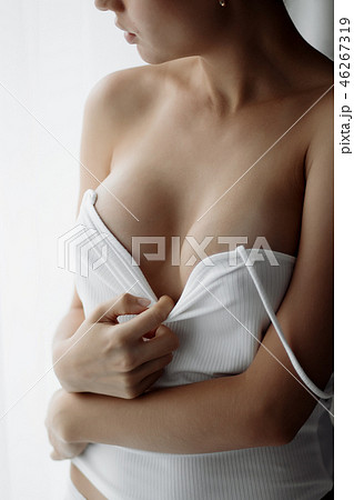 Crop female pulling up panties Crop female pulling up panties 46267319