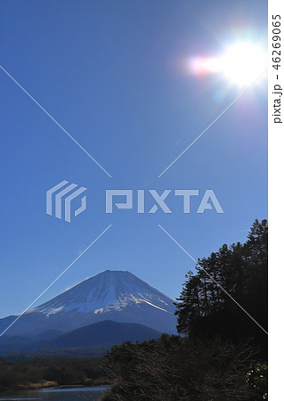 精進湖の西岸から見える冬の富士山 精進湖の西岸から見える冬の富士山 46269065