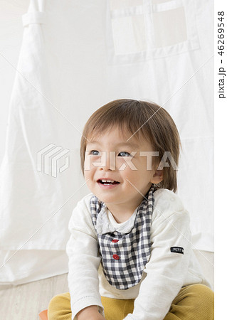 室内テントで遊ぶ幼児男の子　熱心に聞く子供 46269548