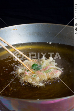 かき揚げを揚げる 46273364