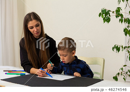 little boy draws markers from lesson mother little boy draws markers from lesson mother 46274546
