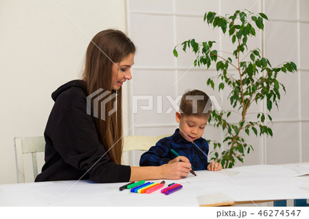 little boy draws markers from lesson mother little boy draws markers from lesson mother 46274547