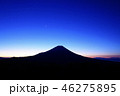 山梨県 朝日で浮かび上がる富士山のシルエット 46275895