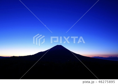 山梨県 朝日で浮かび上がる富士山のシルエット 46275895