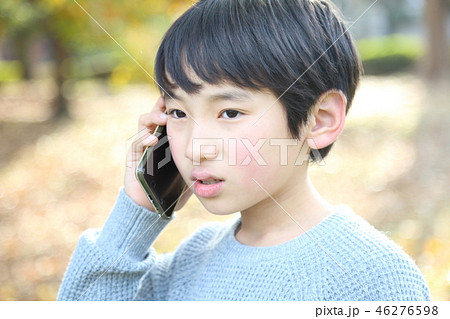 スマホで話す男の子 スマホで話す男の子 46276598