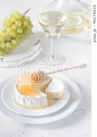 Camembert with honey, grapes and white wine Camembert with honey, grapes and white wine 46276626