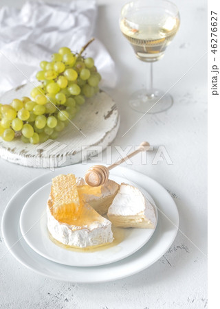 Camembert with honey, grapes and white wine 46276627