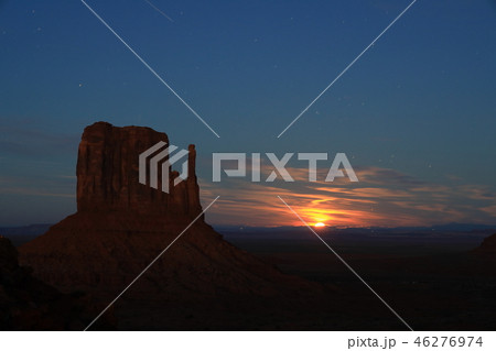 モニュメントバレーの夕景から夜景と満月 46276974