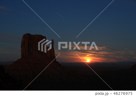 モニュメントバレーの夕景から夜景と満月 モニュメントバレーの夕景から夜景と満月 46276975