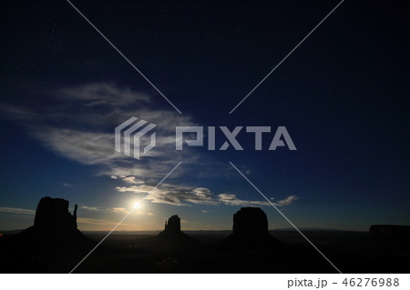モニュメントバレーの夕景から夜景と満月 46276988