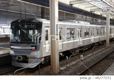 新越谷駅に停車中の東武伊勢崎線直通：東京メトロ日比谷線13000系電車 46277251