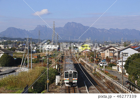 磯部駅を出発する信越本線211系（群馬県安中市） 46277339