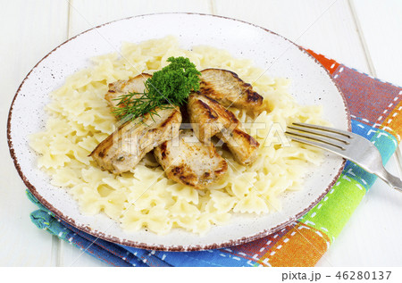 Pasta farfalle with grilled chicken fillet 46280137