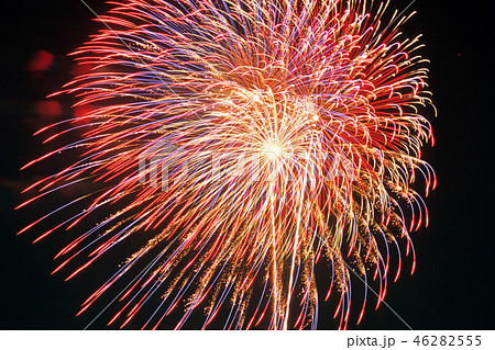 鮮やかな花火 46282555