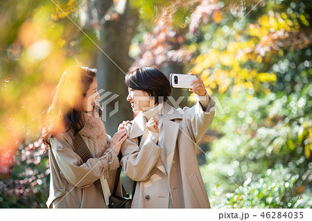 旅行 秋 紅葉 母娘 親子 家族旅行イメージ 46284035