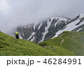 『北アルプス 岐阜県』笠ヶ岳 稜線を歩く登山者 46284991