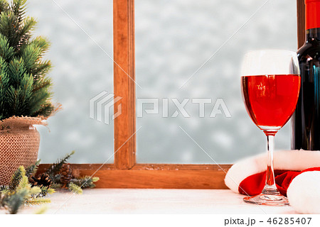 Red wine for Christmas and Happy New Year party. 46285407