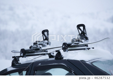 Car with ski rack on top 46287532