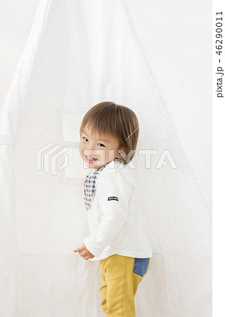 室内テントで遊ぶ幼児男の子 46290011