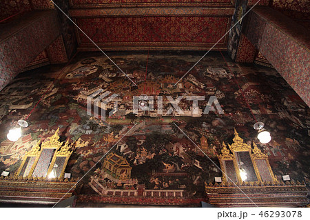 タイ・バンコクWat Pho巨大涅槃仏のある仏殿内部の壁画 46293078
