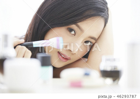 女性 メイクアップ ビューティー 女性 メイクアップ ビューティー 46293787