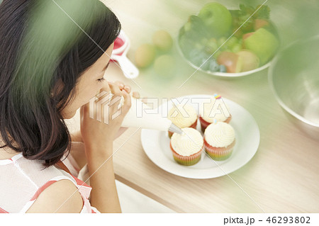 女性　ライフスタイル　クッキング 46293802