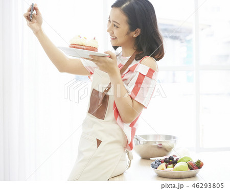 女性　ライフスタイル　クッキング 46293805