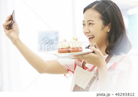 女性　ライフスタイル　クッキング 46293812