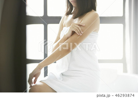 女性　ビューティー　ボディケア 46293874