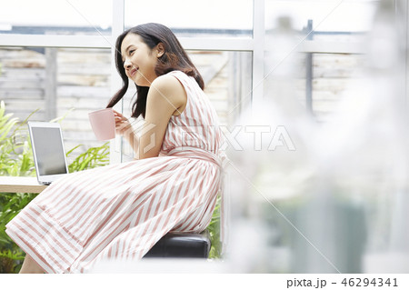 女性　リラックス 46294341