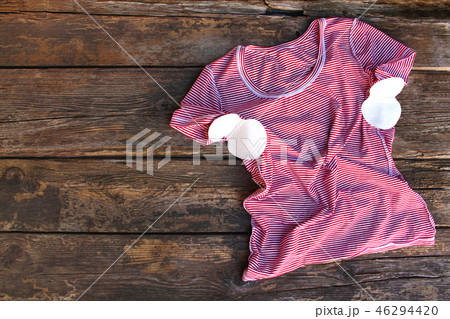 Strip from sweat attached to the armpits to shirt. 46294420