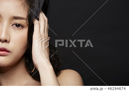 女性　ドレスアップ　黒バック　表情 46294674