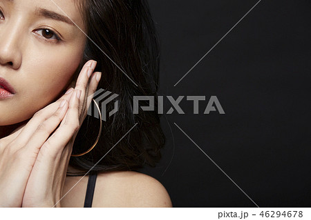 女性 ドレスアップ 黒バック 表情 女性 ドレスアップ 黒バック 表情 46294678