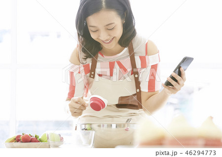 女性　ライフスタイル　クッキング 46294773