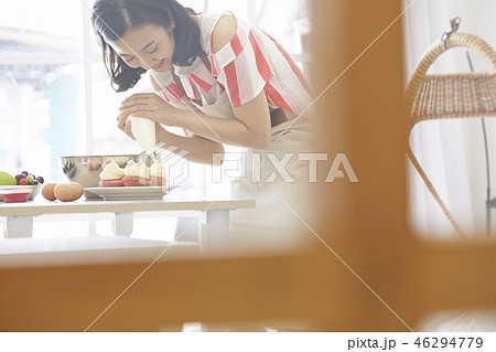 女性　ライフスタイル　クッキング 46294779