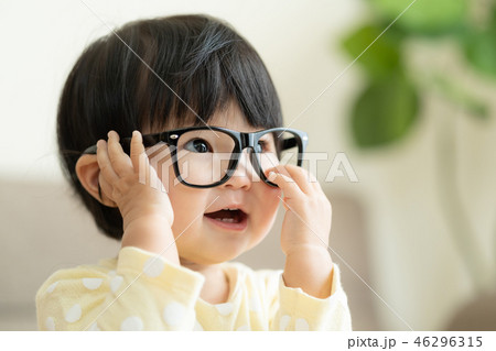 子供 眼鏡の写真素材 [46296315] - PIXTA