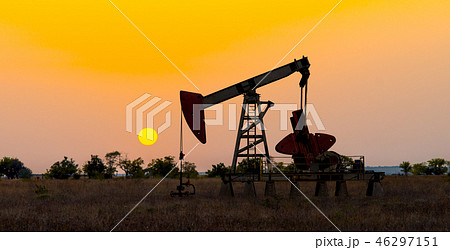 oil derrick pumping crude 46297151