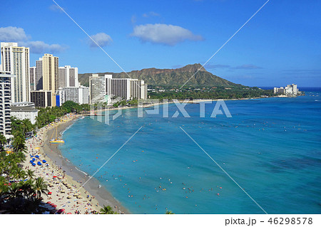 ハワイの風景 ワイキキビーチとタイヤモンドヘッド の写真素材