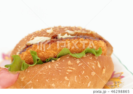 ある日の我が家のランチ「ハムチーズパンとコロッケバーガー」 ある日の我が家のランチ「ハムチーズパンとコロッケバーガー」 46298865