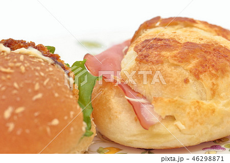 ある日の我が家のランチ「ハムチーズパンとコロッケバーガー」 ある日の我が家のランチ「ハムチーズパンとコロッケバーガー」 46298871