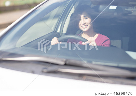 運転 女性の写真素材