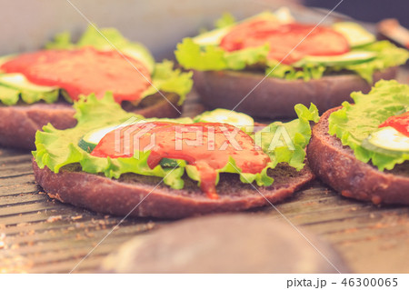 Bun burger with cucumber salad and ketchup Bun burger with cucumber salad and ketchup 46300065